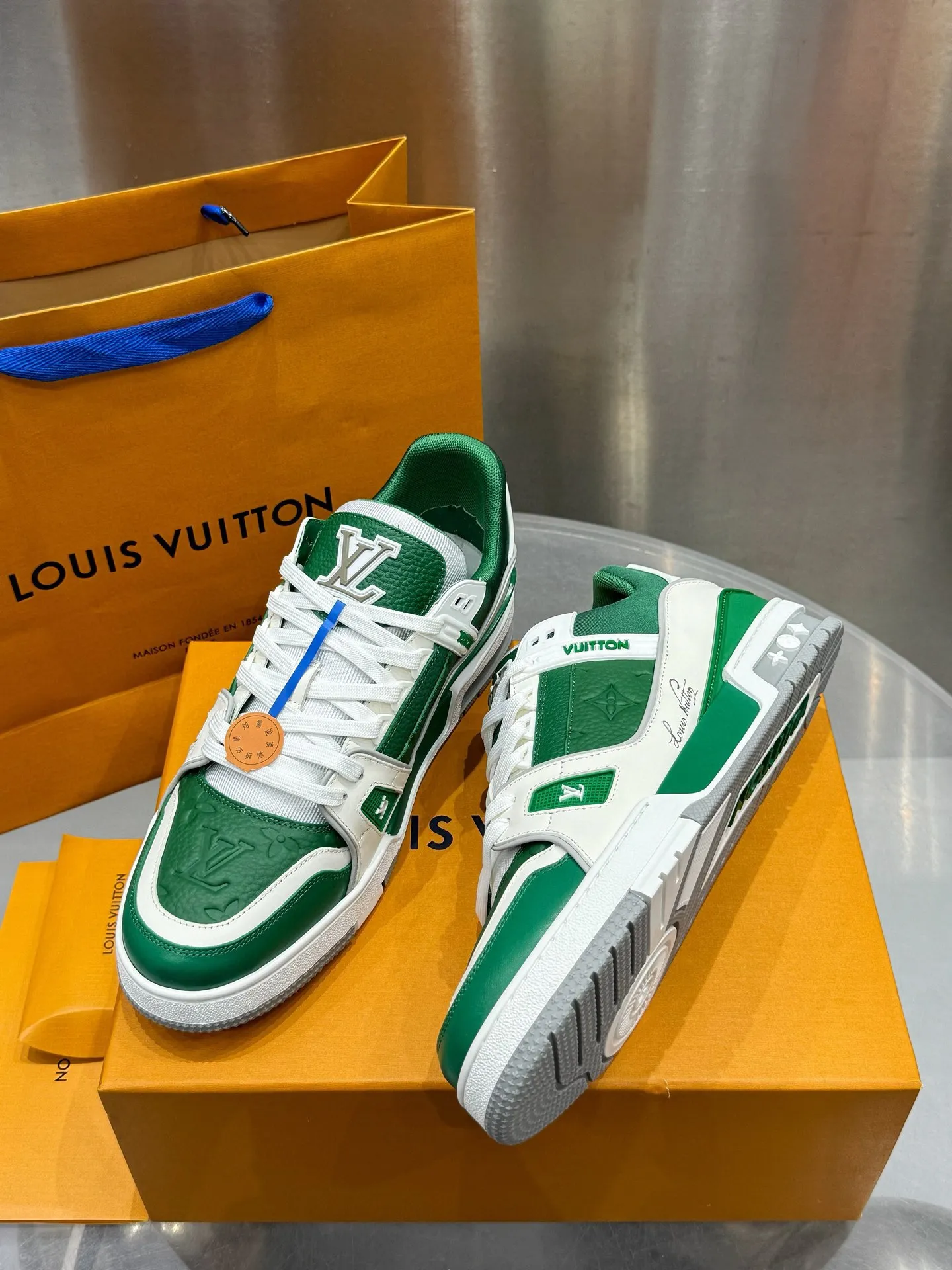 👟👟Ex-factory price 740👟👟 LOUIS VUITTON - the best-looking sneakers by Virgin Abloh, Lv Brand strongly recommends new products, official website limited edition retro basketball sneakers! Both high-top and low-top models spent money to purchase the original 1:1 accurate replica, the details are invincible, full of sincerity, imported custom-made original cowhide, the original package method is the same, the details are 100% restored, the private model customizes the original one-piece TPU outsole, which is different from other brands, without the original version, this effect cannot be achieved! LV’s best-looking couple shoes in the past, don’t miss it! Size: 35-45